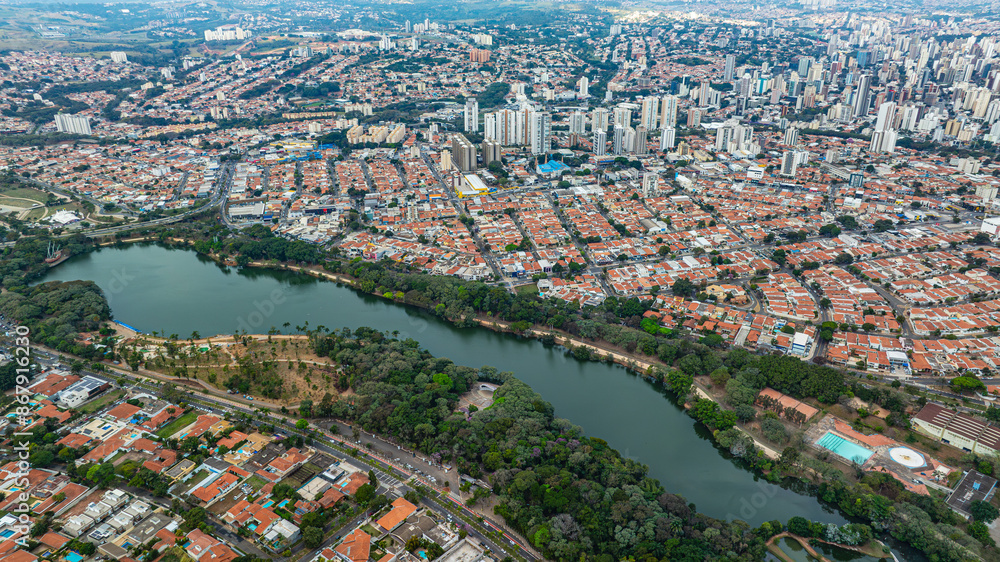 Obraz premium Lagoa do Taquaral ou Parque Portugal na cidade de Campinas, São Paulo. Vista aérea.