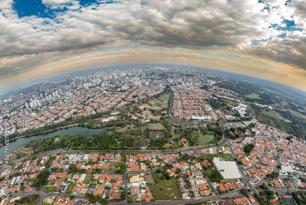 Fototapeta premium Lagoa do Taquaral ou Parque Portugal na cidade de Campinas, São Paulo. Vista aérea.