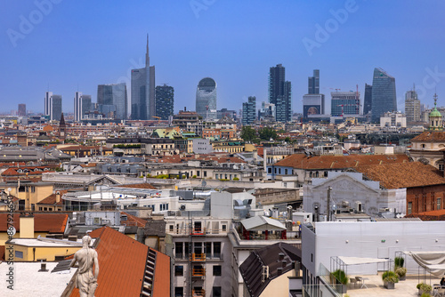 Widok Mediolanu z dachu katedry Duomo