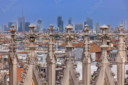 Widok Mediolanu z dachu katedry Duomo