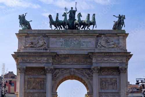 Górna część Łuku Pokoju w Mediolanie 
