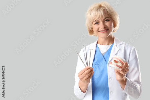 Female doctor with dental t...
