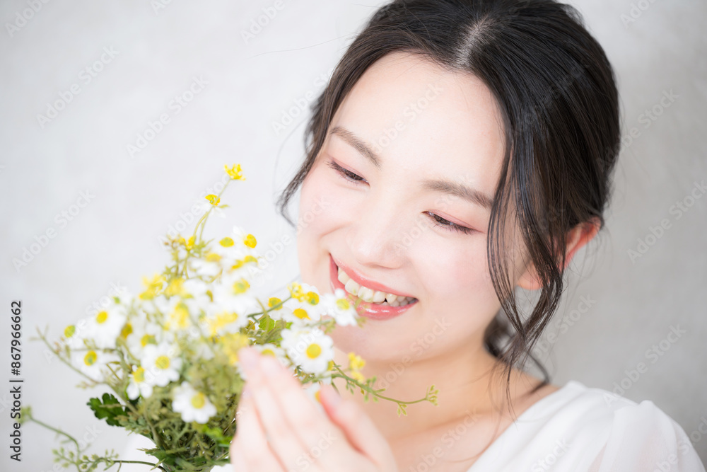 若い女性のビューティーポートレート　花束を見つめる