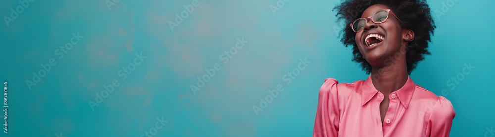 Obraz premium Beautiful black young woman smiling