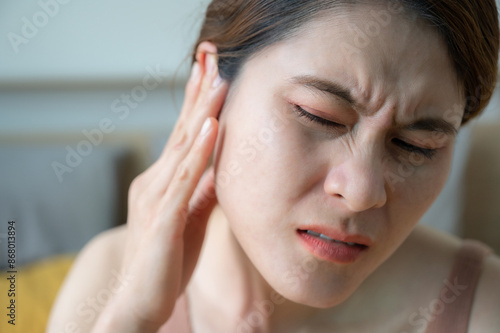 Quadro em tela Asian woman having an earache problem