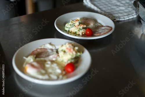 朝食のポテトサラダとハムエッグ © Takahiro