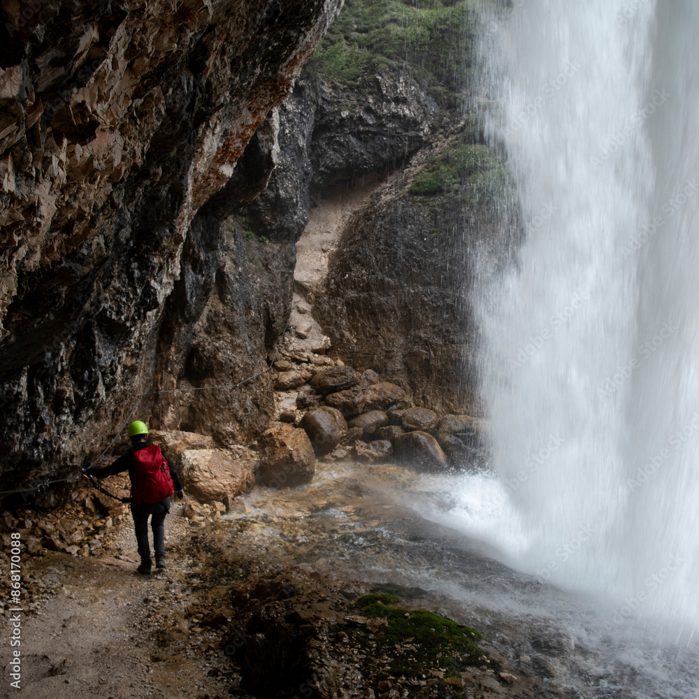 Dunkel und nass - Hinter den Fanes Wasserfällen in den Dolomiten , wo ein leichter Klettersteig hinter dem Wasserfall entlang führt Dunkel und nass - Hinter den Fanes Wasserfällen in den Dolomiten , wo ein leichter Klettersteig hinter dem Wasserfall entlang führt