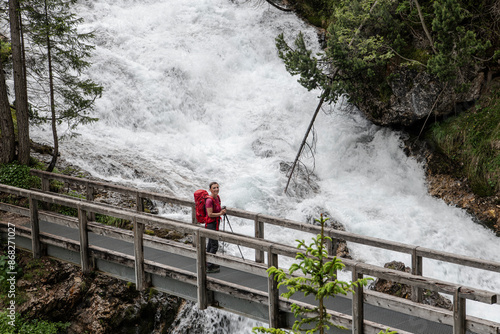 Wanderer über der oberen Kaskade des Fanes Wasserfalls, der mit 90m Höhe der höchste in den Dolomiten ist. photo