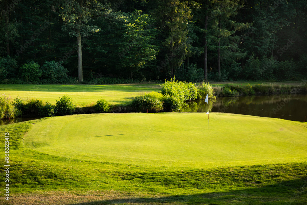 Obraz premium Golf course in green field