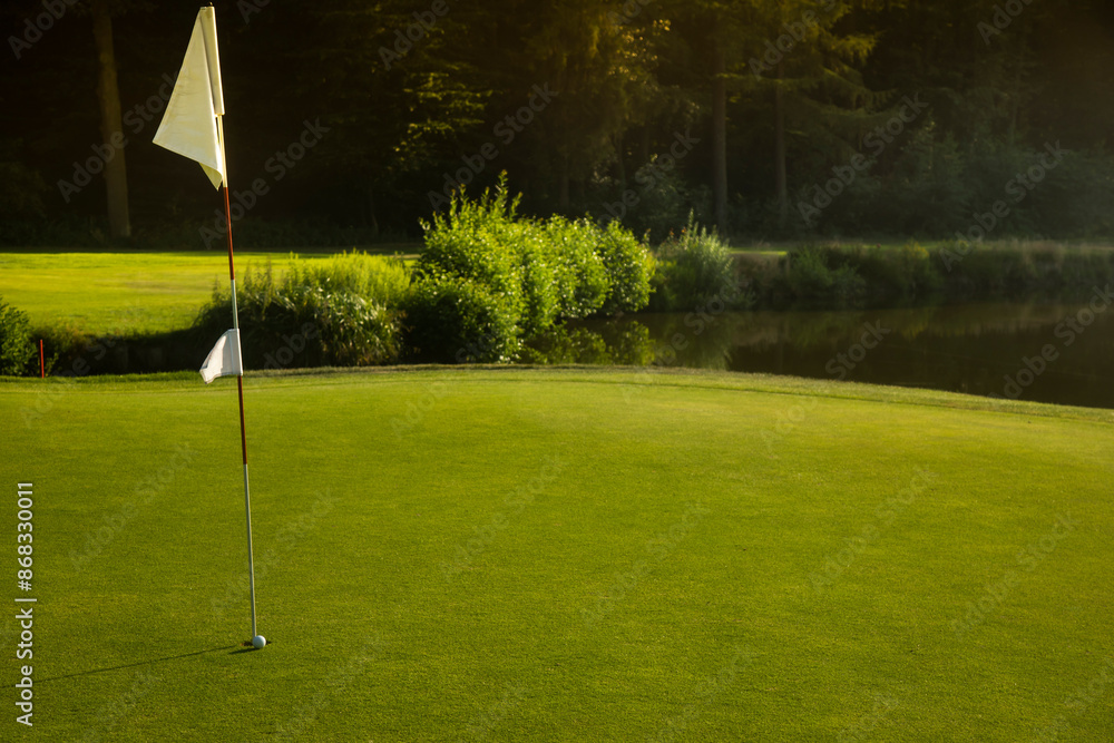Obraz premium Golf course in green field