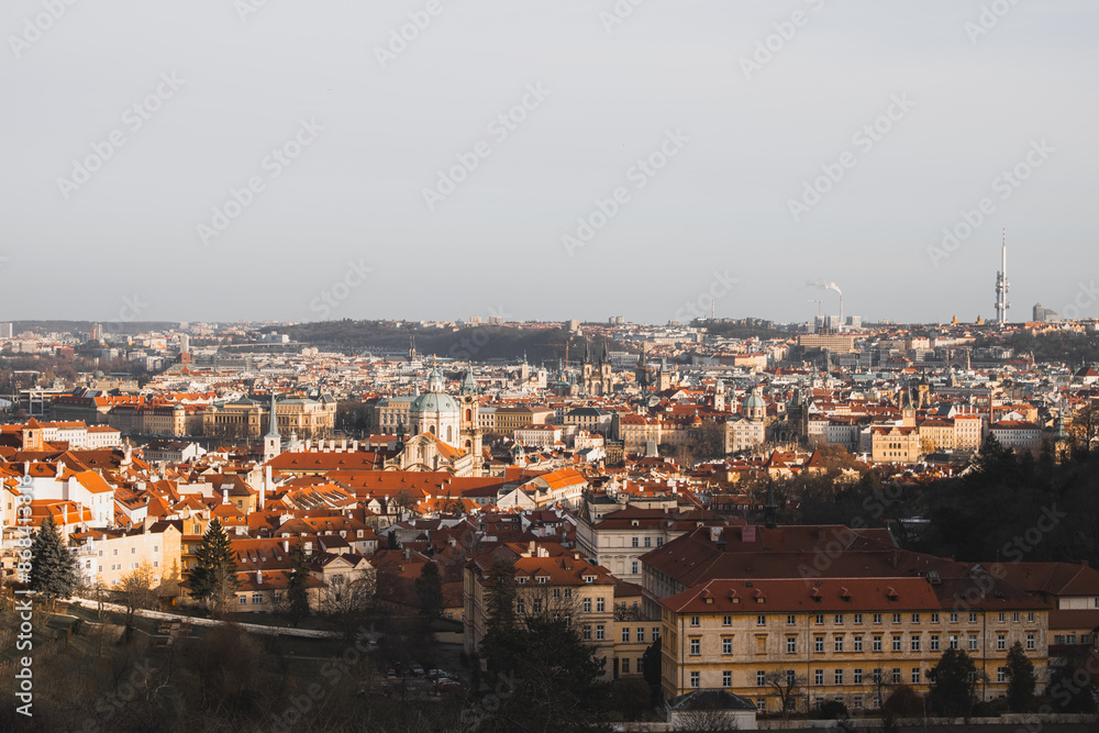 Panoramablick über die Dächer von Prag mit historischen Gebäuden und Fernsehturm Panoramablick über die Dächer von Prag mit historischen Gebäuden und Fernsehturm