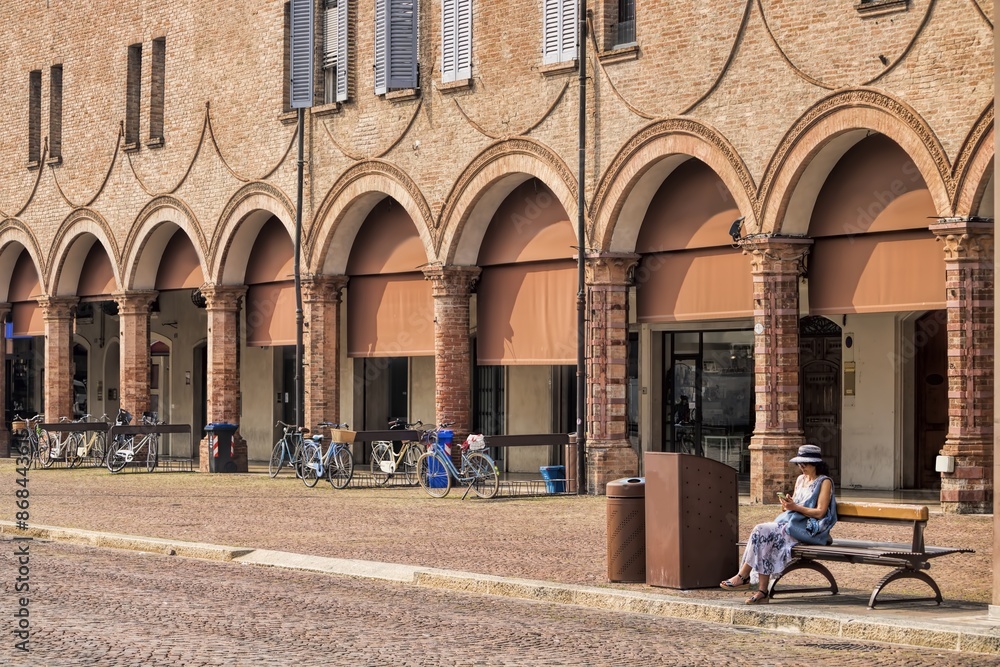 carpi, italien - stadtidylle an der piazza dei martiri