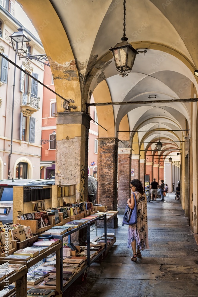 modena, italien - frau vor einem bücherstand in der altstadt