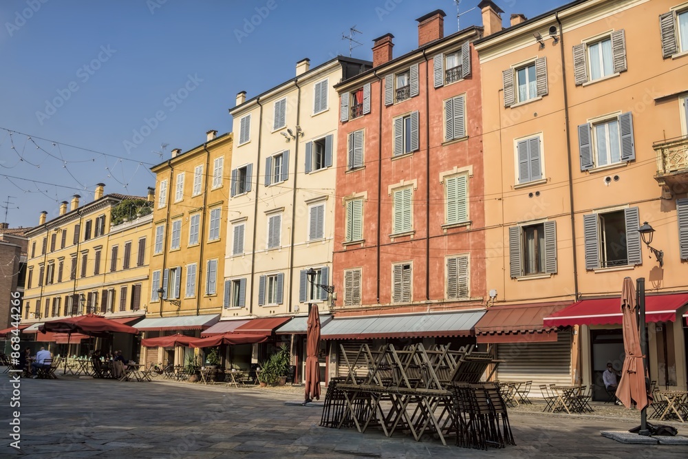modena, italien - bunte häuserzeile in der altstadt