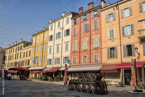 Obraz na płótnie modena, italien - bunte häuserzeile in der altstadt w salonie