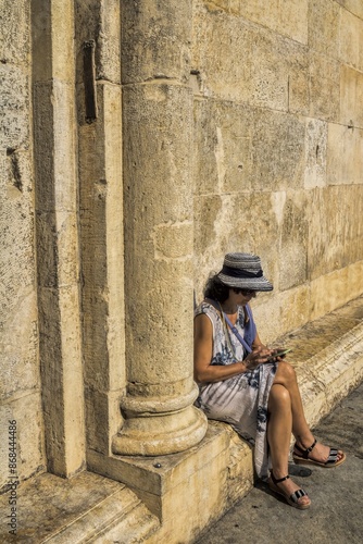Obraz na płótnie modena, italien - frau am dom auf der piazza grande w salonie