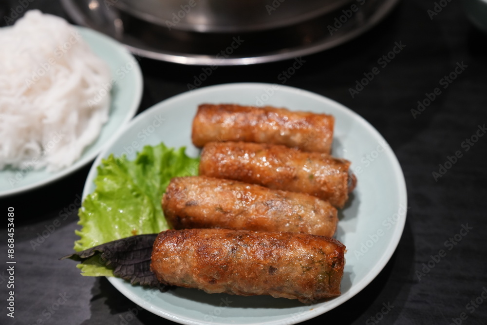 Deep fried Spring Rolls with green vegetable on banana leaf and white plate - アジア料理 春巻き
Deep fried Spring Rolls with green vegetable on banana leaf and white plate - アジア料理 春巻き