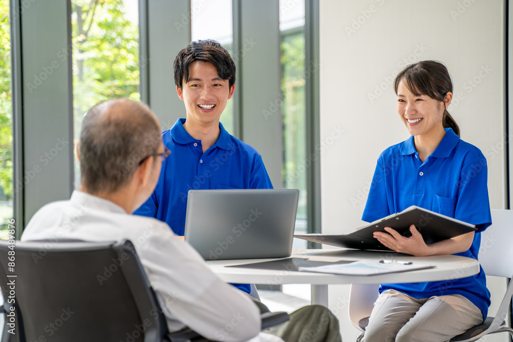 談話する介護スタッフとシニア男性