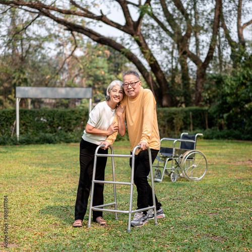 A couple of older people are posing for a picture in a park © Katcha