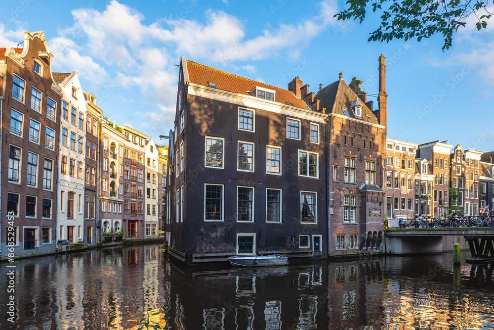Obraz premium The houses located direct on the water in Vredenburgh, Amsterdam, Dutch