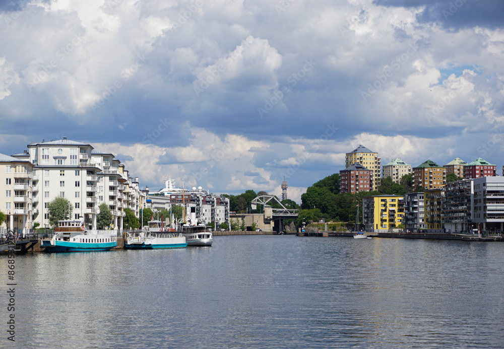Fototapeta premium Scenic view of a river in the city