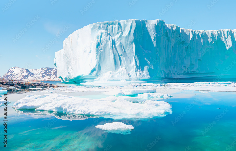 Φωτογραφία Melting icebergs by the coast of Greenland, on a beautiful summer day - Melting