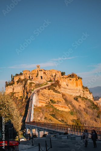 El famoso Civita di Bagnoregio en una puesta de sol, provincia de Viterbo, Lacio, Italia. Ciudad medieval en la montaña, Civita di Bagnoregio, popular parada turística en la Toscana, Italia. photo