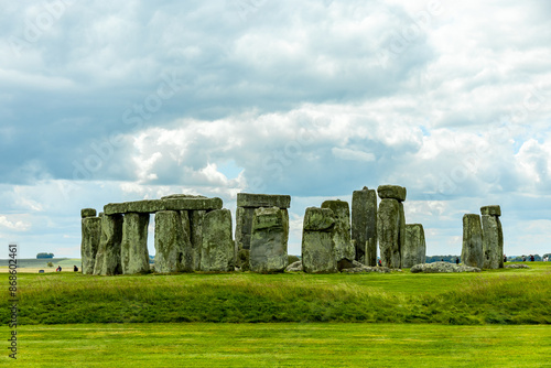 Besuch an dem englischen Klassiker: Stonehedge vor den Toren der Stadt Salisbury - Wiltshire - Vereinigtes Königreich photo