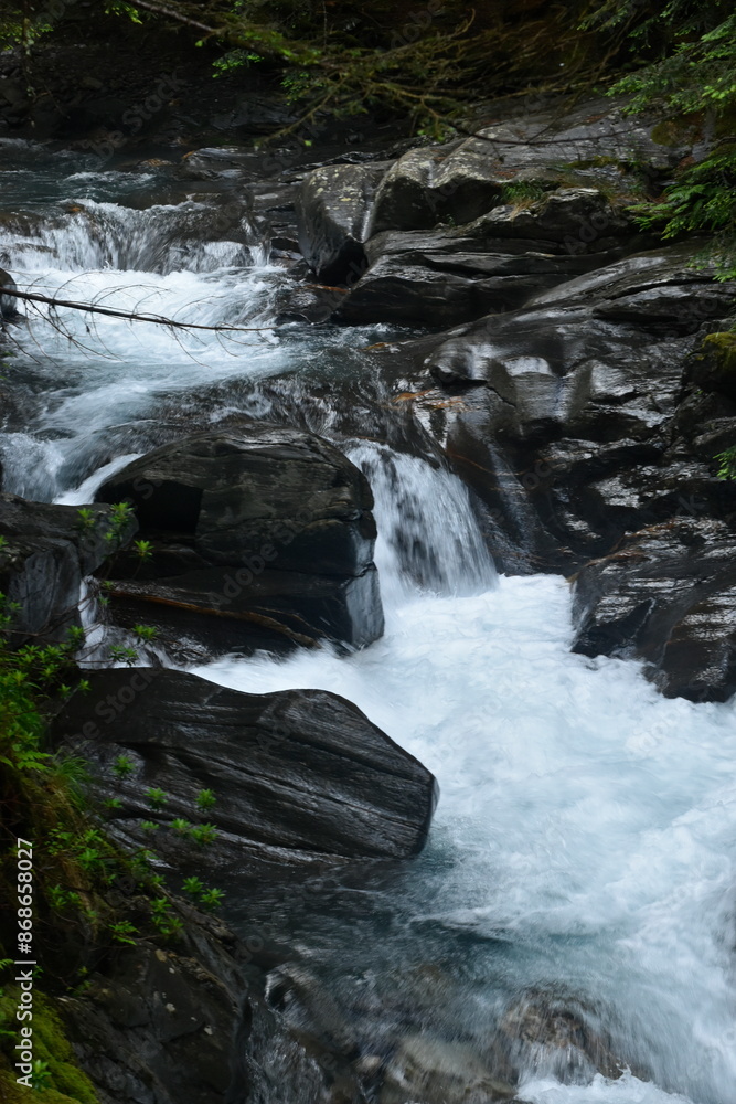 cascades sur le Sentier de Péguère dans la vallée du Rioumajou cascades sur le Sentier de Péguère dans la vallée du Rioumajou