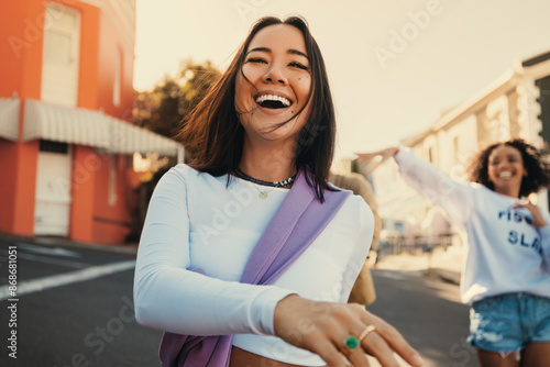 Tableau sur toile Happy young women enjoying a day out together in the city streets