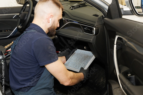 Replacing the cabin pollen air filter for a car