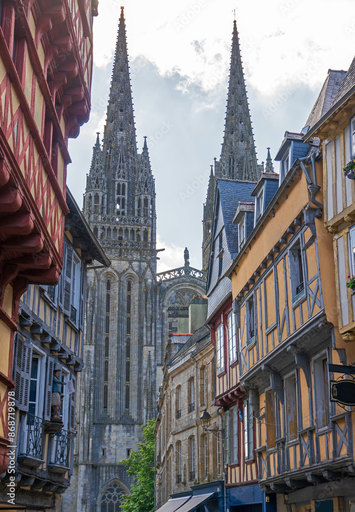 Obraz premium Blick auf die Kathedrale St. Corentin in Quimper, Bretagne