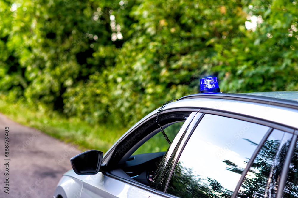 Obraz premium blue flashing light on a police car