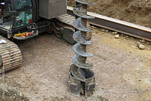 Ein großer Bohrer zur Tiefenbohrung und Erdwärmebohrung beim Hausbau