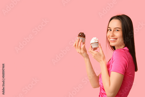 Young woman with sweet cupc...