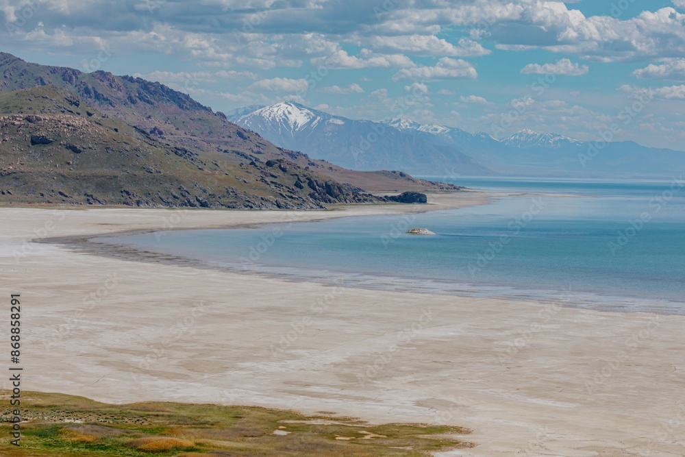 Fototapeta premium Beach shoreline and mountain range of The Great Salt Lake from Antelope Island, Syracuse, Utah, USA
