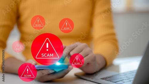 Foto Scam alert, software warning fraud, cyber security
