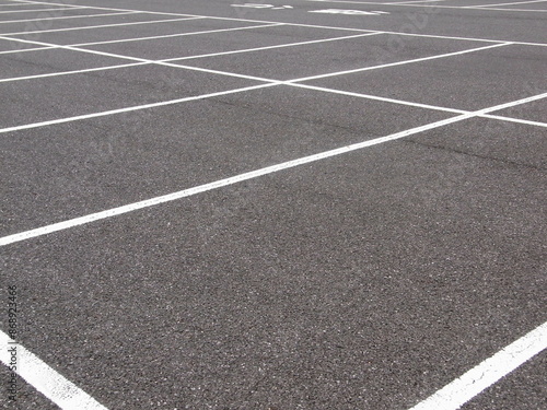 Wallpaper Mural 郊外の平日の量販店の駐車場風景 Torontodigital.ca