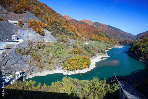 素晴らしい紅葉に染まる水殿ダム。
紅葉に染まる梓川沿いの山道を車で登ってゆく。

日本国長野県松本市 - 2021年11月6日。
 photo