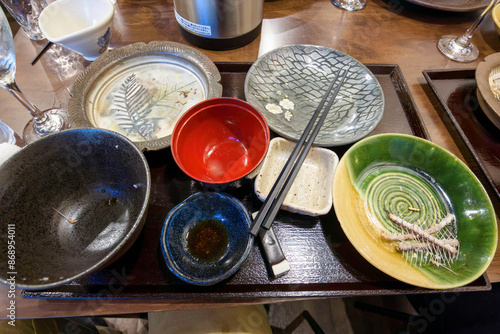 綺麗に完食しました。

松本市内の有名和食店、「しき（糦）」。
開店前から順番待ちの行列ができる人気店である。
圧倒的な地酒（地元の長野県で作られる日本酒）の品揃えと、長野の山の幸と日本海から取り寄せる海の幸を活かした、絶品の定食が味わえる。
美しい長野の中核都市、松本市を歩く。
日本国長野県松本市 - 2021年11月7日。
