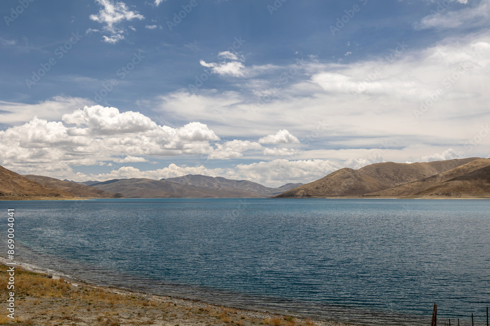 The enchanting scenery of Yamdrok Lake The enchanting scenery of Yamdrok Lake