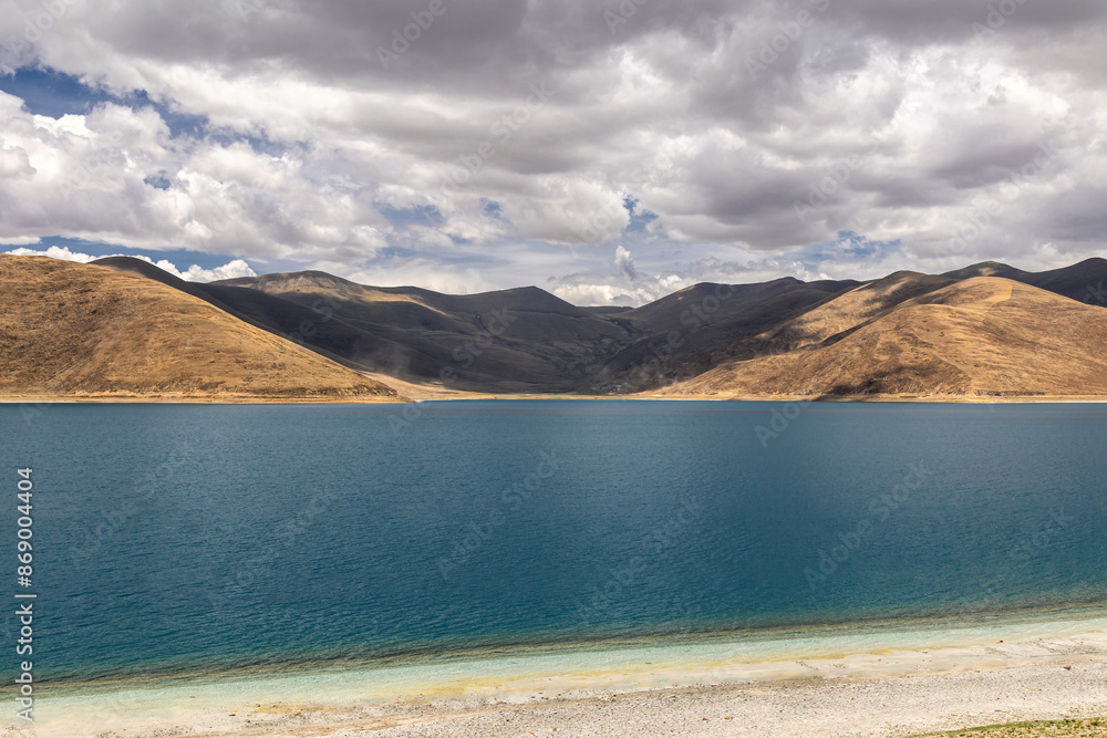 The enchanting scenery of Yamdrok Lake The enchanting scenery of Yamdrok Lake