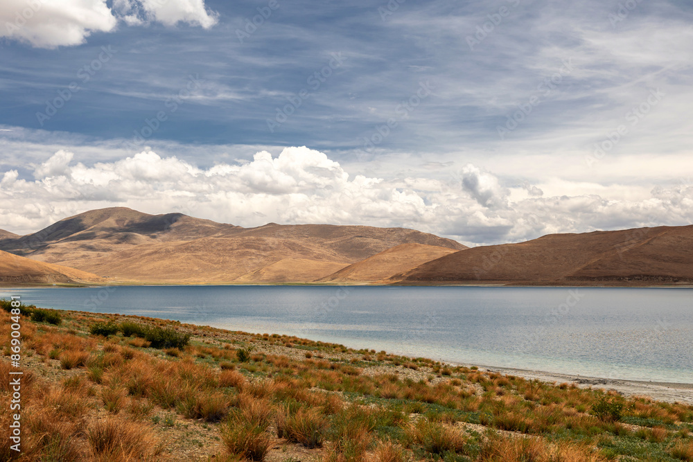 The enchanting scenery of Yamdrok Lake The enchanting scenery of Yamdrok Lake