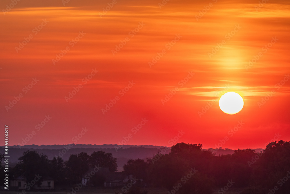Obraz premium Sunrise against a cloudy red sky in a Ukrainian village