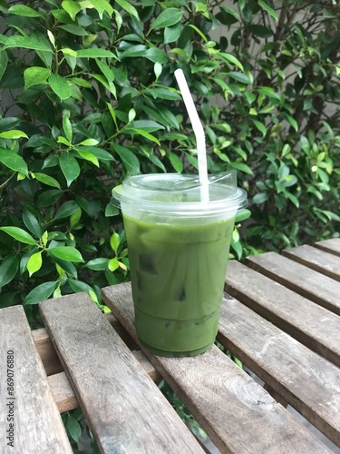 Obraz na płótnie Iced Matcha on the wooden table w salonie