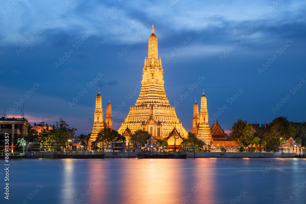 Fototapeta premium The majestic Wat Arun, the temple of dawn, taken at the blue hour over Chao Phraya riverside in Bangkok, Thailand