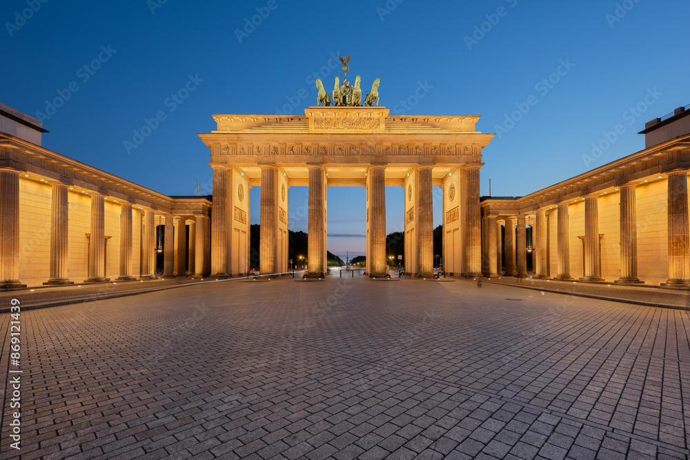 Obraz premium Brandenburg gate illuminated taken at the blue hour, Berlin, Germany