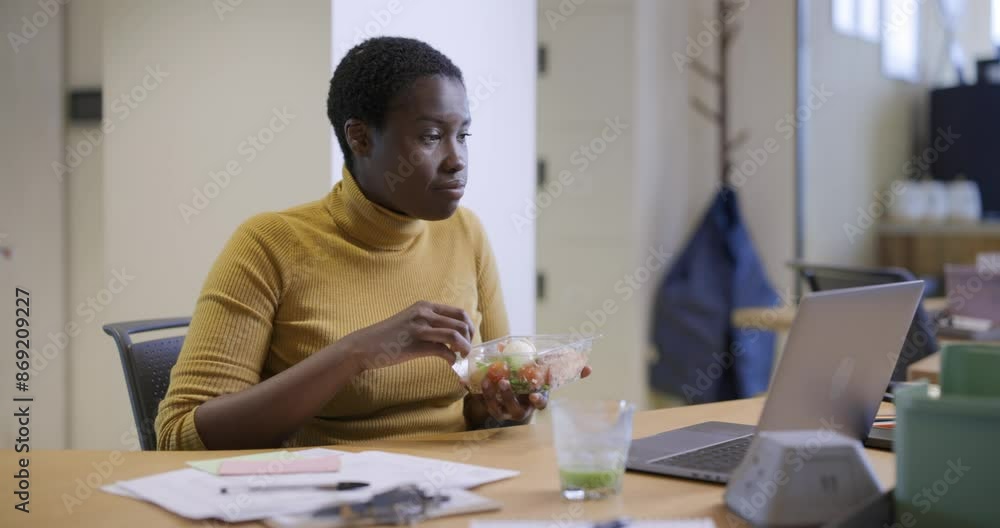 Businesswoman eating lunch at the office