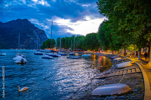 Canvastavla The lakefront of Lecco, photographed in the evening.