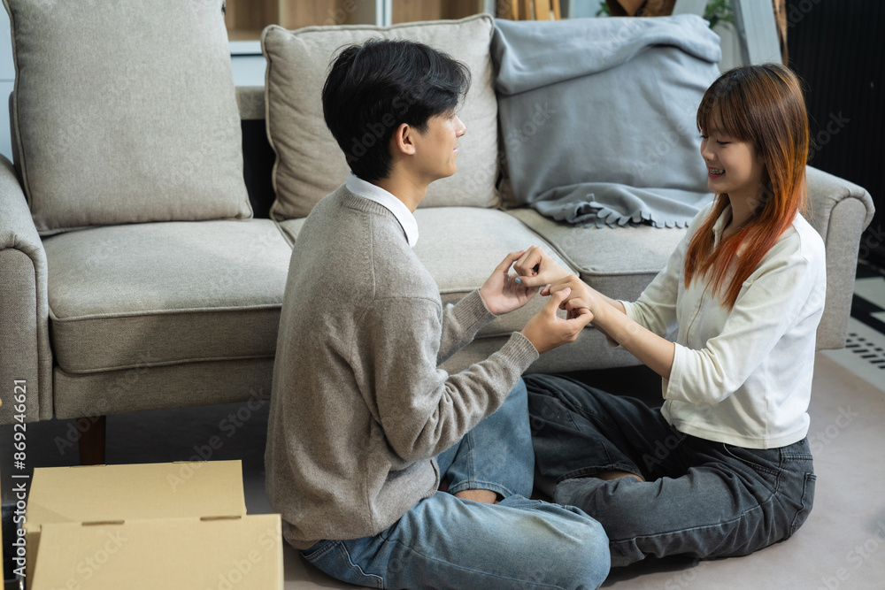 Obraz premium young couple helps put things in boxes and prepares to move to a new house.